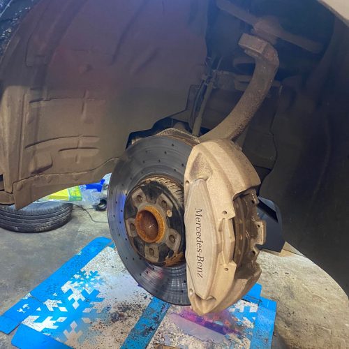 Mercedes engine, gearbox service and front brake pads replacement 4